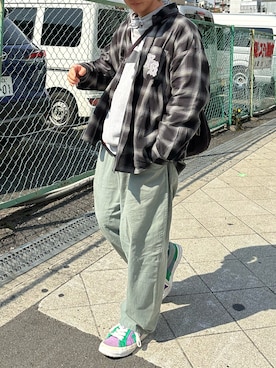 「Chikashitsu +（チカシツプラス）のアイテム（チノパンツ、グリーン系）」を使った、tsukasa さん（メンズ・165cm）の春コーディネート