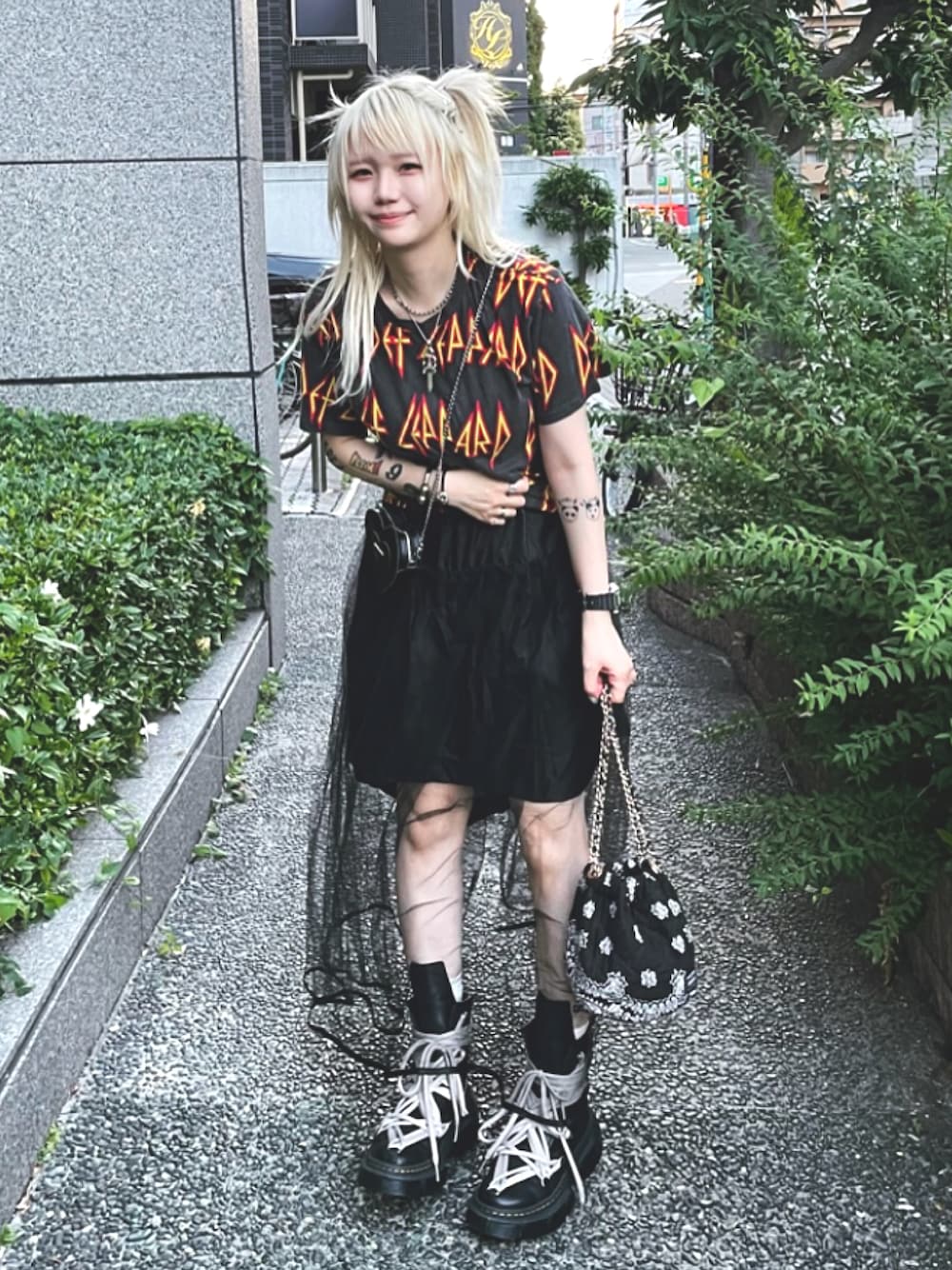 「バンドT、黒コーデ、チュールスカート、古着MIX、RICKOWENS、DrMartens、Chrome Hearts」｜「DEF LEPPARDのアイテム（Tシャツ/カットソー、ブラック系）」を使った、_chanaki_さん（骨格ウェーブ・レディース・169cm）の夏コーディネートの1枚目の写真