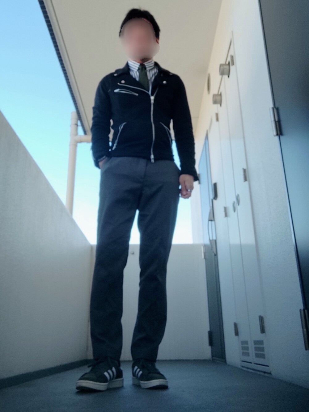 「スニーカー、ライダース、UNIQLO、秋のコーデ、モノトーン、大人カジュアル、休日スタイル、ネクタイ、タイドアップ、ootd」｜「UNIQLOのエクストラファインコットンブロードストライプシャツ（ボタンダウン・長袖）（シャツ/ブラウス、グレー系）」を使った、Leonさん（メンズ・177cm）の秋コーディネートの1枚目の写真