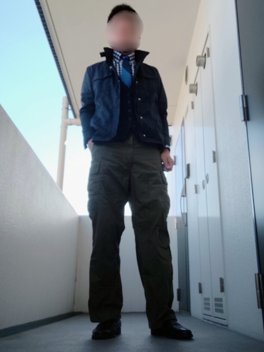 「ミリタリー、大人カジュアル、カーゴパンツ、休日スタイル、ワイドパンツ、ネクタイ、革靴、タイドアップ、トラッドスタイル、秋コーデ、おしゃれさんと繋がりたい」｜「417 EDIFICEのWASHABLE タイ COMMUTER ST（ネクタイ、ブルー系）」を使った、Leonさん（メンズ・177cm）の秋コーディネートの1枚目の写真