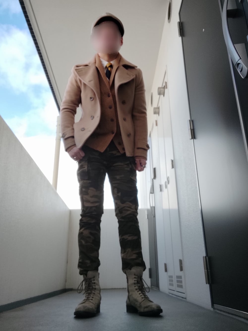 「おしゃれさんと繋がりたい、オトナカジュアル、休日スタイル、UNIQLO、ネクタイ、タイドアップ、カーゴパンツ、トラッドスタイル、ミリタリー、ブーツ、冬コーデ、大人カジュアル、キャスケット」｜「COMME　CA COMMUNEのウォッシャブル　レジメンネクタイ（ネクタイ、イエロー系）」を使った、Leonさん（メンズ・177cm）の冬コーディネートの1枚目の写真
