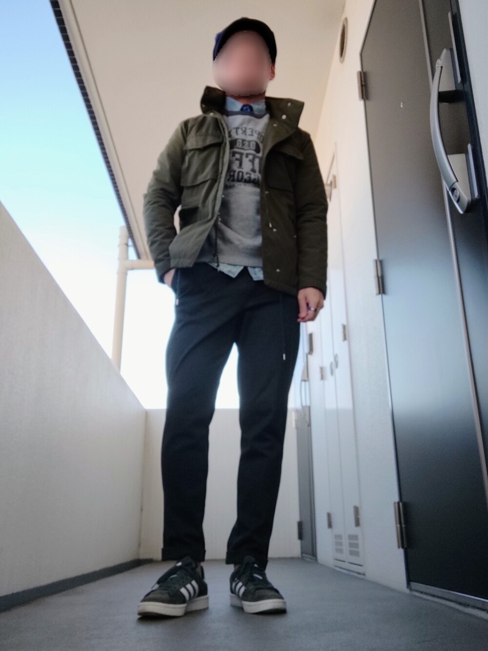 「休日スタイル、スニーカー、ootd、ネクタイ、タイドアップ、トラッド、大人カジュアル、キャスケット、ジョガーパンツ、ZARA、オトナカジュアル、デニムシャツ」｜「417 EDIFICEのWASHABLE タイ COMMUTER ST（ネクタイ、ブルー系）」を使った、Leonさん（メンズ・177cm）の冬コーディネートの1枚目の写真