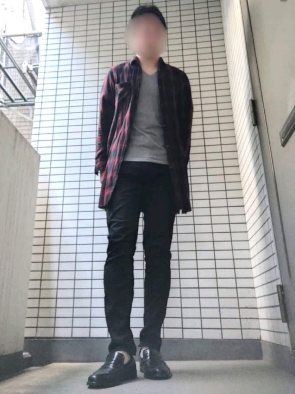 レッド系のシャツ/ブラウス、グレー系のTシャツ/カットソー、ブラック系のパンツを着用したメンズの秋コーディネートの1枚目の写真