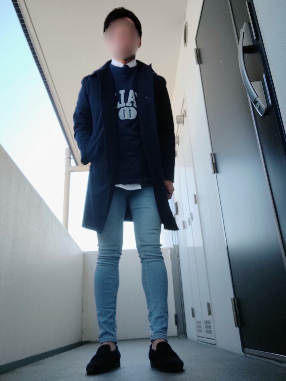 「大人カジュアル、休日スタイル、お洒落さんとつながりたい、ネクタイ、タイドアップ、シンプル、革靴、ZARA、ブルーコーデ、ロゴスウェット、オトナカジュアル、きれいめカジュアル、スキニーデニム」｜「417 EDIFICEのWASHABLE TIE BLOCK ST（ネクタイ、ブルー系）」を使った、Leonさん（メンズ・177cm）の春コーディネートの1枚目の写真