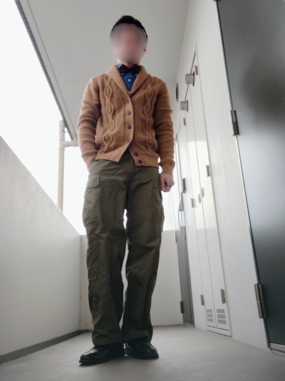 「クリスマスに着たい服、ネクタイコーデフェス、タイドアップ、蝶ネクタイ、ボウタイ、カーディガン、大人カジュアル、シンプルコーデ、カーゴパンツ、革靴、休日コーデ、ミリタリー、いいね、save、フォローお願いします🤑」｜「FAIRFAXのアイテム（蝶ネクタイ、ブラウン系）」を使った、Leonさん（メンズ・177cm）の冬コーディネートの1枚目の写真