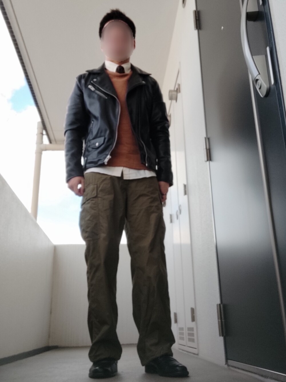 「ローファー、UNIQLO、大人カジュアル、カーゴパンツ、休日スタイル、ワイドパンツ、ネクタイ、革靴、タイドアップ、ootd、ゆるコーデ、秋コーデ、秋冬コーデ」｜「NANO universeの西陣ウォッシャブルシャドーペイズリーネクタイ（ネクタイ、ブラウン系）」を使った、Leonさん（メンズ・177cm）の秋コーディネートの1枚目の写真