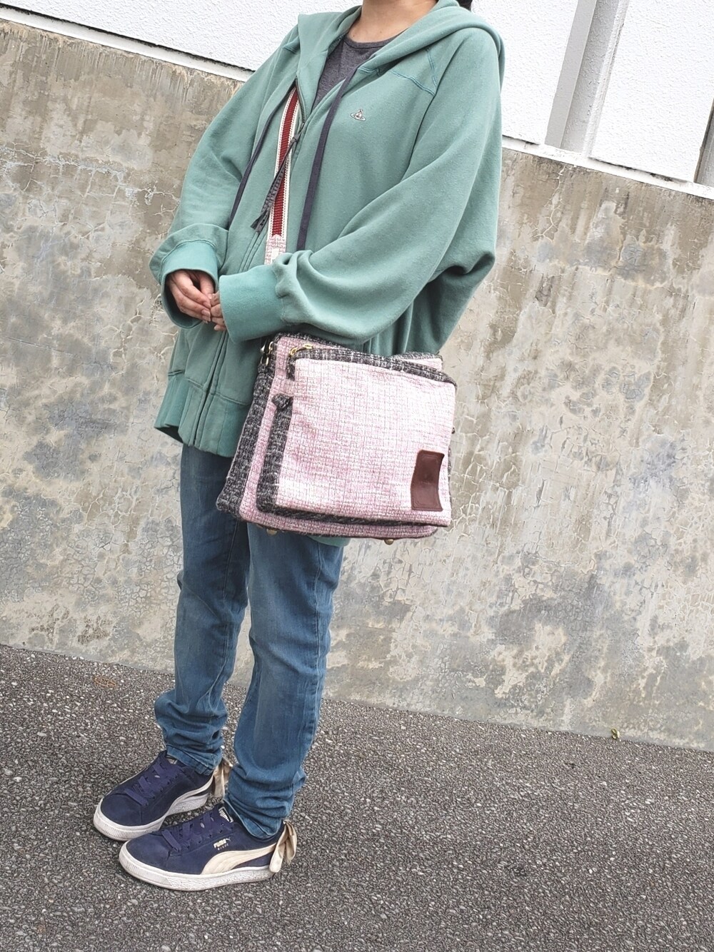 グリーン系のブルゾン、その他のショルダーバッグ、ブルー系のスニーカーを着用したレディースの春コーディネートの1枚目の写真