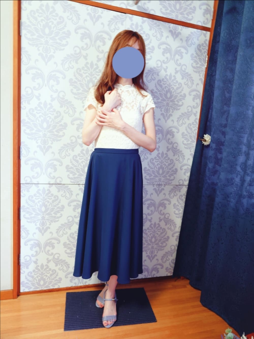 「骨格診断ウェーブ、骨格ウェーブ、パーソナルカラーサマー、ブルベ夏、フェミニン、レーストップス、ホワイト×ブルー、ブルー×ホワイト、ミモレ丈スカート、サンダル、ブルーサンダル、白トップス、ブルースカート」｜「UNIQLOのドレープサーキュラースカート（丈標準73～77ｃｍ）（スカート、ブルー系）」を使った、みやのさん（レディース・160cm）の夏コーディネートの1枚目の写真