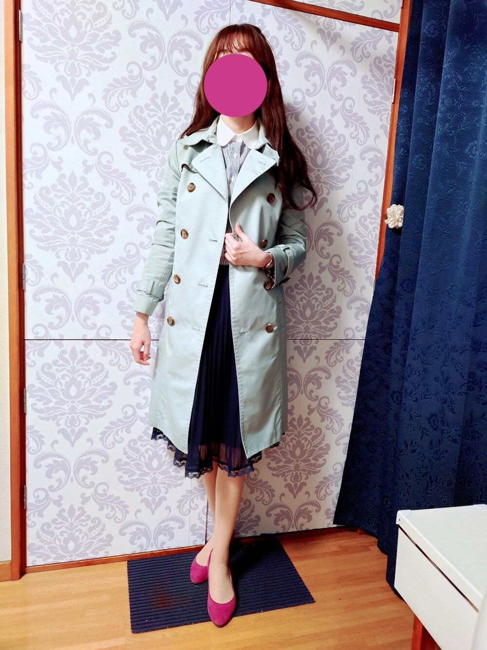 「骨格ウェーブ、骨格診断ウェーブ、パーソナルカラーサマー、ブルベ夏、クレリックシャツ、ピンク×ネイビー、ネイビー×ピンク、春服みてみて、プリーツスカート、フューシャピンク、真面目」｜「ROPE' PICNICのアイテム（シャツ/ブラウス、ブルー系）」を使った、みやのさん（レディース・160cm）の春コーディネートの2枚目の写真