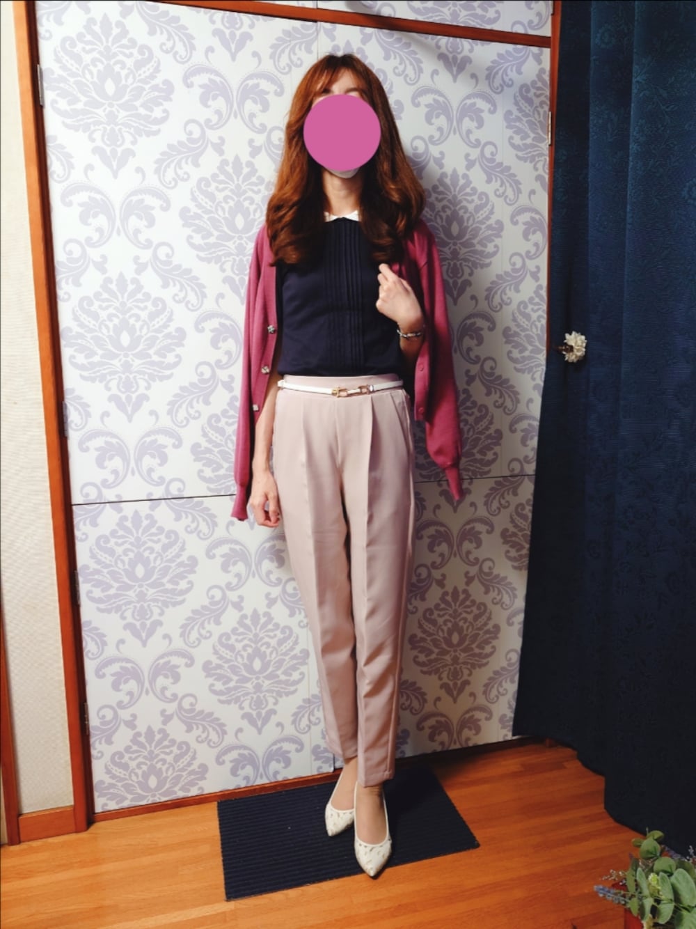 「骨格ウェーブ、骨格診断ウェーブ、パーソナルカラーサマー、ブルベ夏、パンツスタイル、襟付きトップス、ピンク×ネイビー、ネイビー×ピンク、テーパードパンツ、レースパンプス、ピンクカーディガン、ネイビーブラウス、ピンクパンツ、白パンプス」｜「GRLのアイテム（スラックス、ピンク系）」を使った、みやのさん（レディース・160cm）の春コーディネートの1枚目の写真