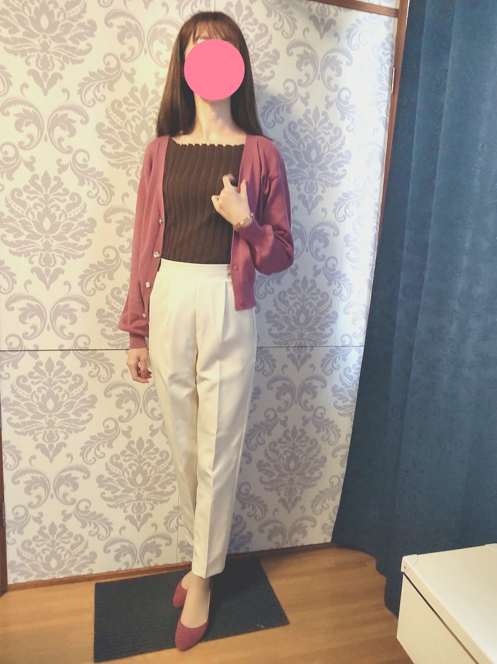 「骨格診断ウェーブ、骨格ウェーブ、パーソナルカラーサマー、ブルベ夏、ピンク×ブラウン、ブラウン×ピンク、リブニット、白パンツ、テーパードパンツ、ショート丈カーディガン、ピンクパンプス、ブラウンニット」｜「GRLのアイテム（スラックス、ホワイト系）」を使った、みやのさん（レディース・160cm）の冬コーディネートの1枚目の写真