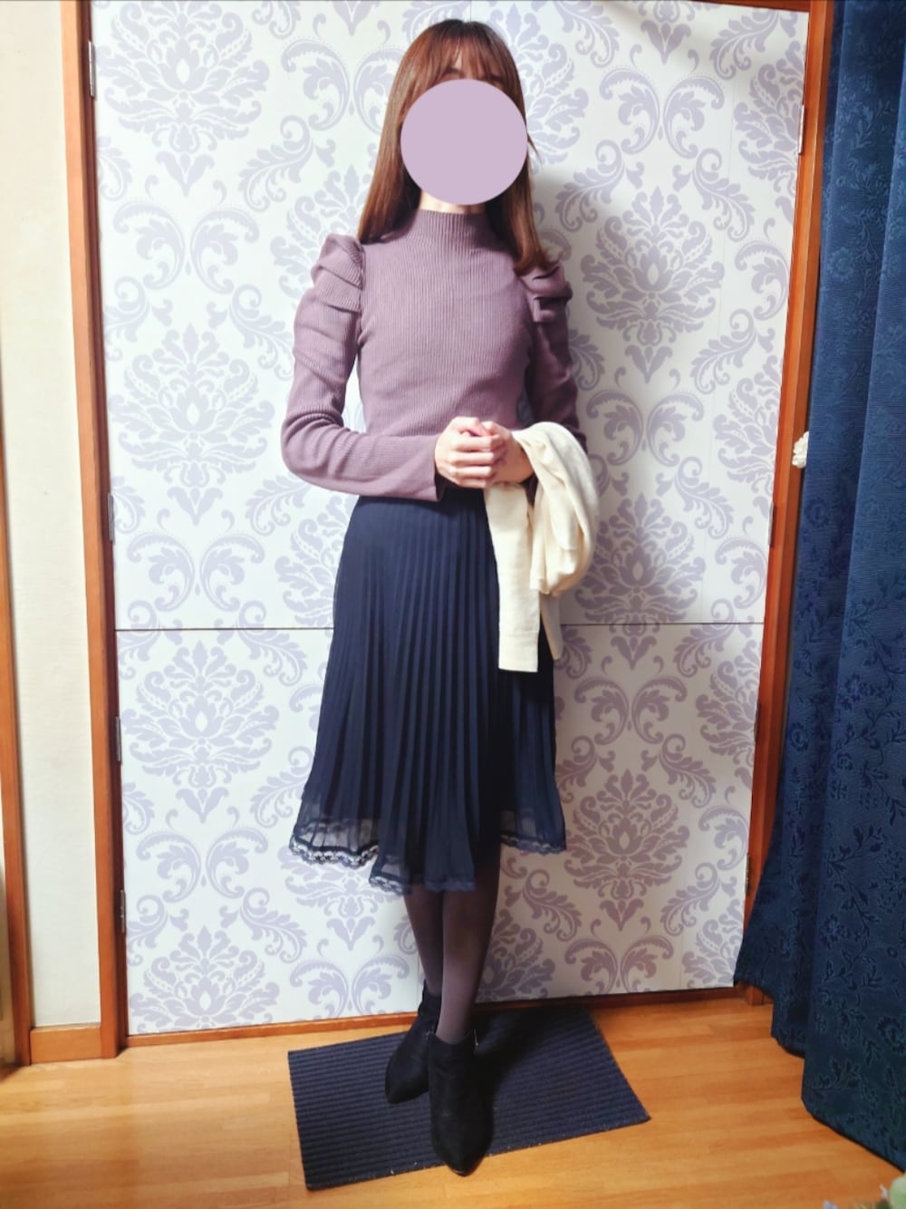 「骨格診断ウェーブ、骨格ウェーブ、パーソナルカラーサマー、ブルベ夏、パワショル、ハイネックニット、プリーツスカート、ブーティ、カラータイツ、プラム、パープル×ネイビー、ネイビー×パープル、フェミニン」｜「MK MICHEL KLEINのアイテム（スカート、ブルー系）」を使った、みやのさん（レディース・160cm）の冬コーディネートの1枚目の写真