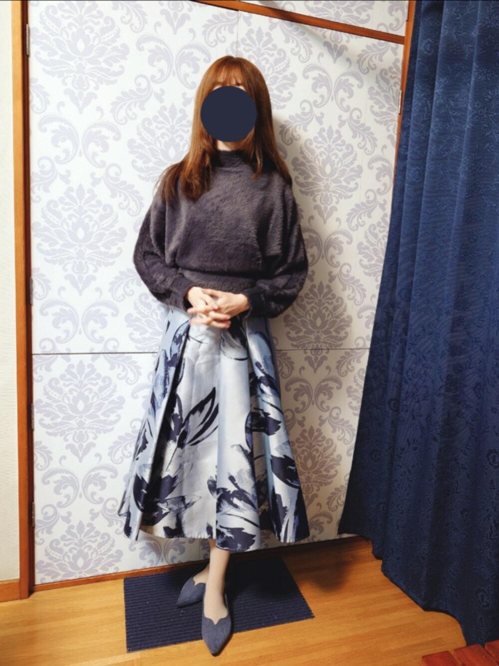 「骨格診断ウェーブ、骨格ウェーブ、パーソナルカラーサマー、ブルベ夏、フェミニン、ハイネックニット、シャギーニット、コンパクトニット、グレーニット、ブルーコーデ、ジャガードスカート、花柄スカート、ブルースカート、タックスカート、フレアスカート」｜「Apuweiser-richeの大花ジャガードタックフレアスカート（スカート、ブルー系）」を使った、みやのさん（骨格ウェーブ・レディース・160cm）の春コーディネートの1枚目の写真