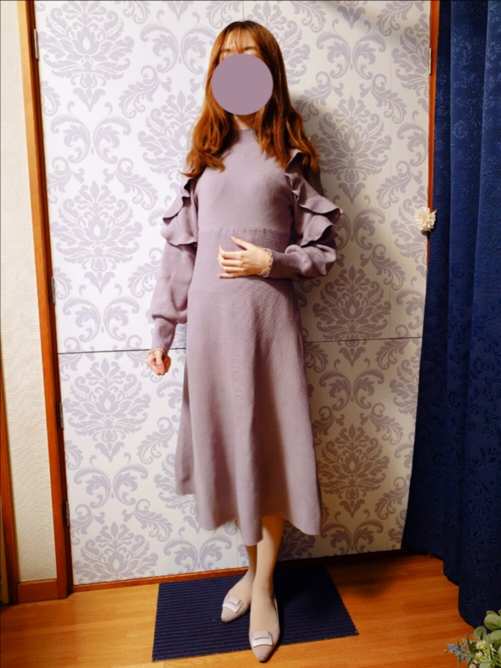 「骨格ウェーブ、骨格診断ウェーブ、パーソナルカラーサマー、ブルベ夏、フェミニン、ワンピース、ニットワンピース、パープルワンピース、ラベンダーワンピース、ラベンダー、ラッフルフリル、ラッフルワンピース、フラットシューズ」｜「Launa leaの【2020ＳＳ】フラットクリアバックルパンプス（0312）（パンプス、パープル系）」を使った、みやのさん（骨格ウェーブ・レディース・160cm）の冬コーディネートの1枚目の写真