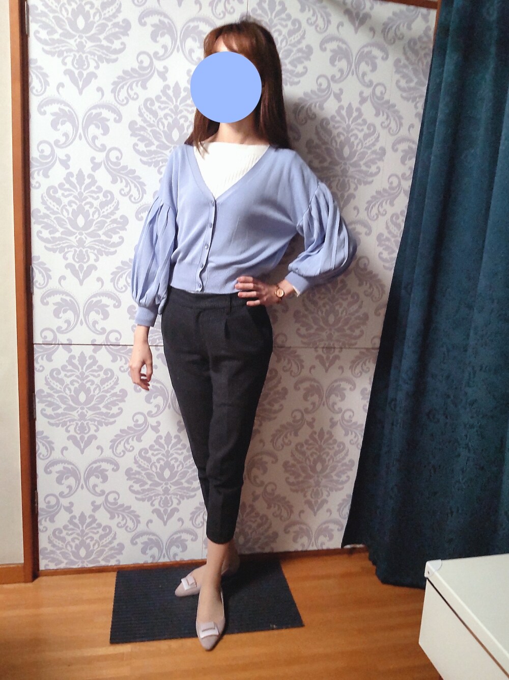 「骨格診断ウェーブ、骨格ウェーブ、パーソナルカラーサマー、ブルベ夏、ドロップショルダー、プリーツスリーブ、テーパードパンツ、フラットシューズ、サックスブルー」｜「RUのアイテム（スラックス、ブルー系）」を使った、みやのさん（レディース・160cm）の冬コーディネートの1枚目の写真
