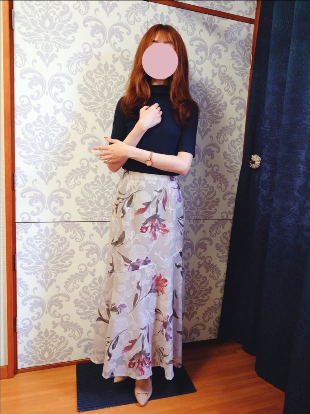 「骨格ウェーブ、骨格診断ウェーブ、パーソナルカラーサマー、ブルベ夏、フェミニン、花柄スカート、マーメイドスカート、ネイビー×ピンク、ピンク×ネイビー、ハイネック、リブT」｜「UNIQLOのリブハイネックT（5分袖）（Tシャツ/カットソー、ブルー系）」を使った、みやのさん（レディース・160cm）の夏コーディネートの1枚目の写真