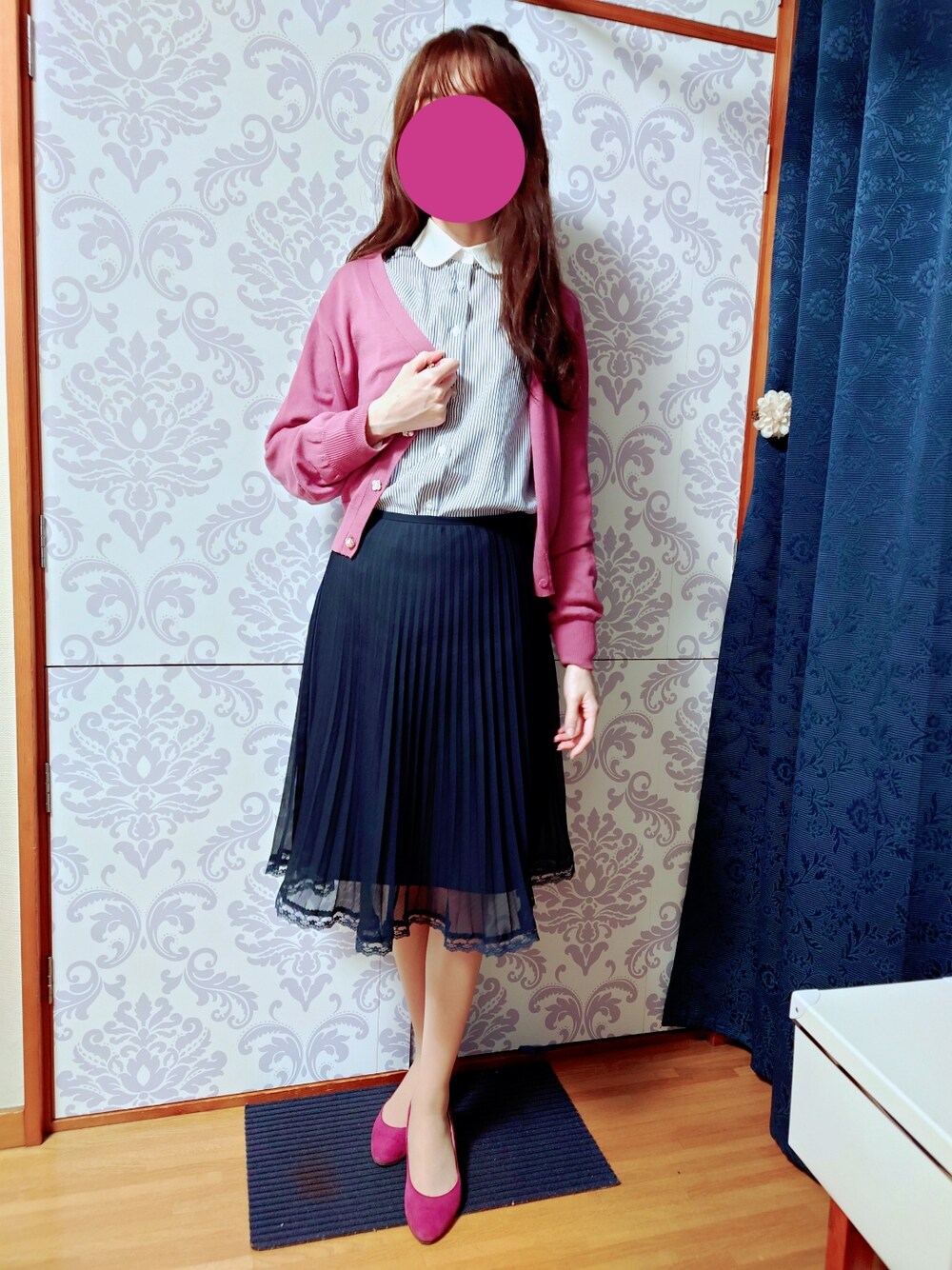 「骨格ウェーブ、骨格診断ウェーブ、パーソナルカラーサマー、ブルベ夏、クレリックシャツ、ピンク×ネイビー、ネイビー×ピンク、春服みてみて、プリーツスカート、フューシャピンク、真面目」｜「ROPE' PICNICのアイテム（シャツ/ブラウス、ブルー系）」を使った、みやのさん（レディース・160cm）の春コーディネートの1枚目の写真