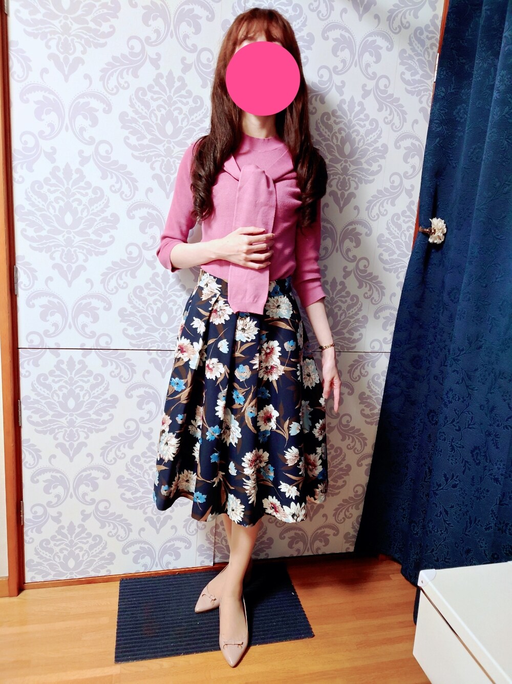 「骨格診断ウェーブ、骨格ウェーブ、パーソナルカラーサマー、ブルベ夏、ピンク×ネイビー、ネイビー×ピンク、フューシャピンク、花柄スカート、フェミニン、七分袖、七分袖ニット」｜「Debut de Fioreのアイテム（スカート、ブルー系）」を使った、みやのさん（レディース・160cm）の夏コーディネートの1枚目の写真