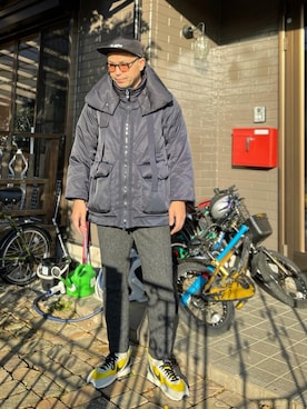 「モンスターパーカー」｜「アイテム（スラックス）」を使った、Oshita Kojiさん（メンズ・173cm）の冬コーディネート