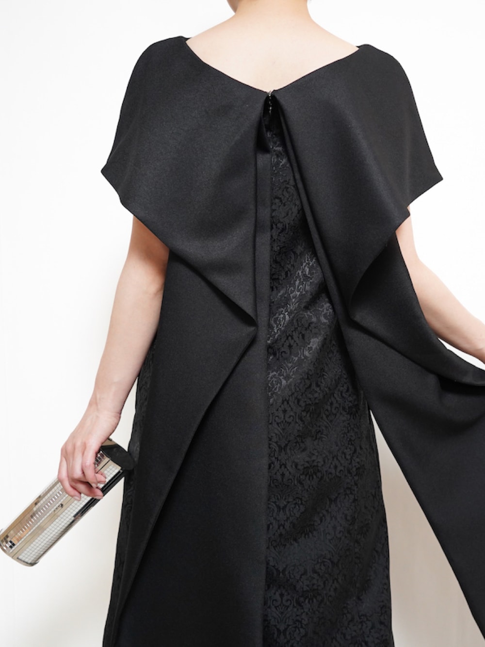 ブラック系のドレスを着用したレディースの夏コーディネートの1枚目の写真