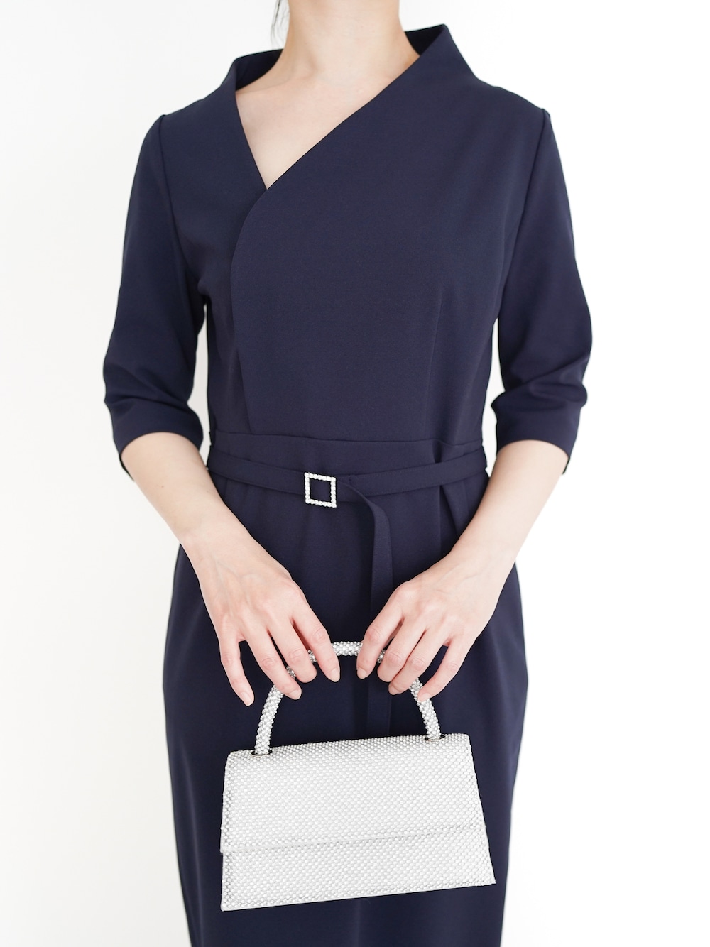 ブルー系のドレスを着用したレディースの冬コーディネートの1枚目の写真