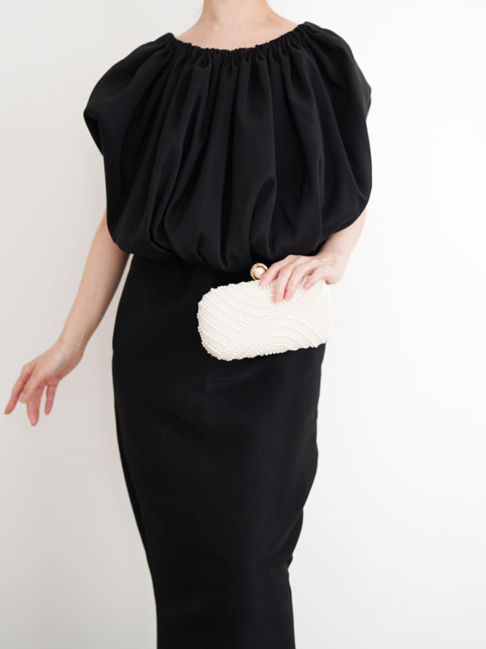 ブラック系のドレス、ブラック系のドレスを着用したレディースの夏コーディネートの1枚目の写真