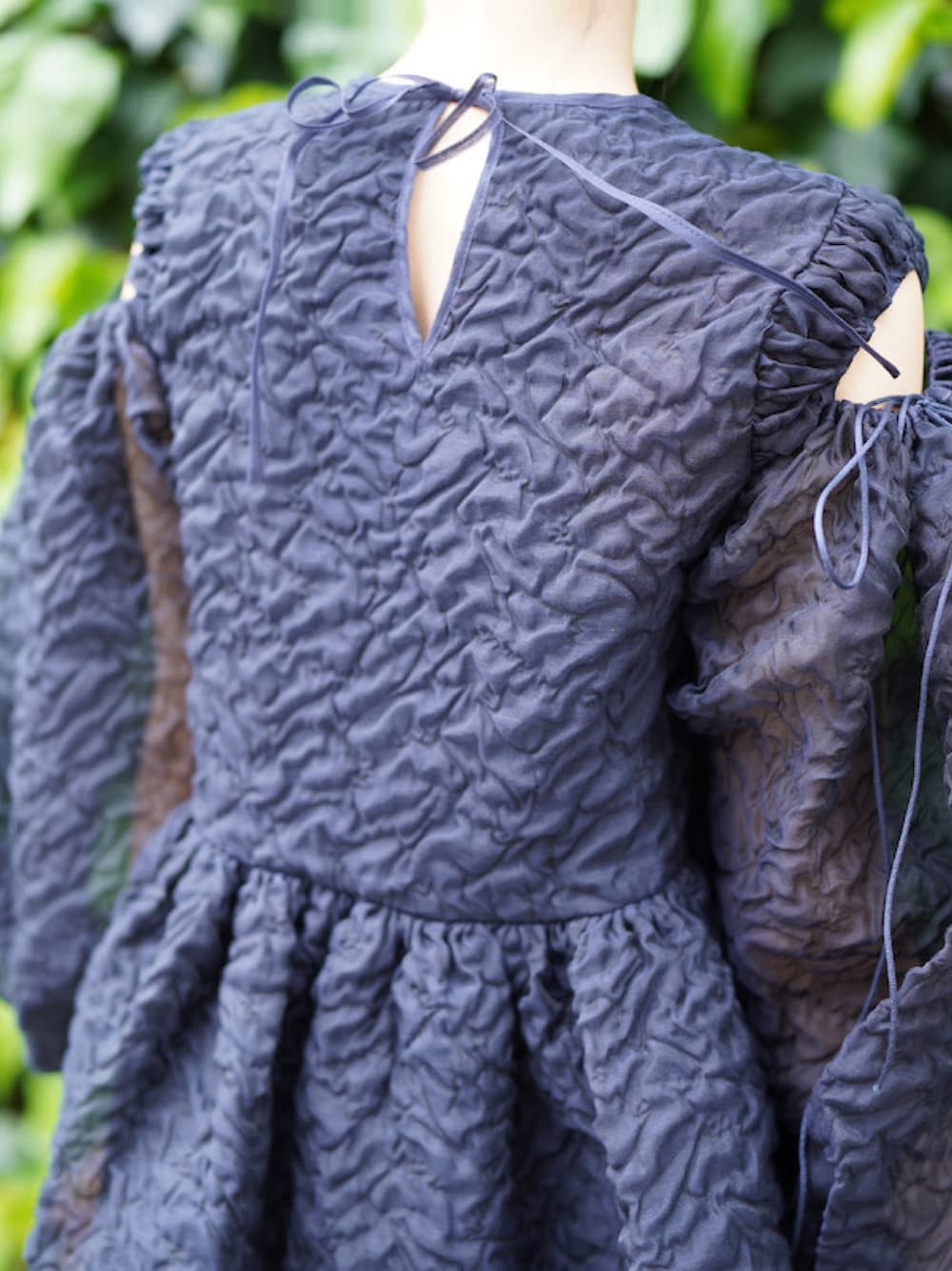 ブルー系のドレスを着用したレディースの春コーディネートの1枚目の写真