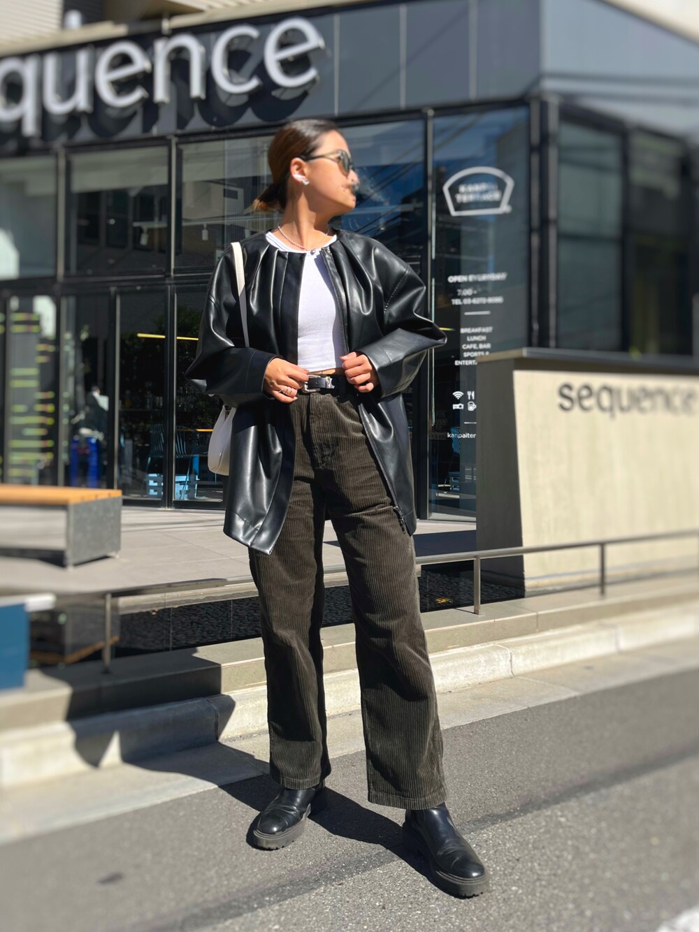 「ファッションを楽しもう、秋のコーデ、オトナカジュアル、お洒落さんとつながりたい、シンプル、大人コーデ、ブラック、オリーブ」｜「ZARAのアイテム（ベスト、ホワイト系）」を使った、デビーさん（レディース・167cm）の秋コーディネートの1枚目の写真