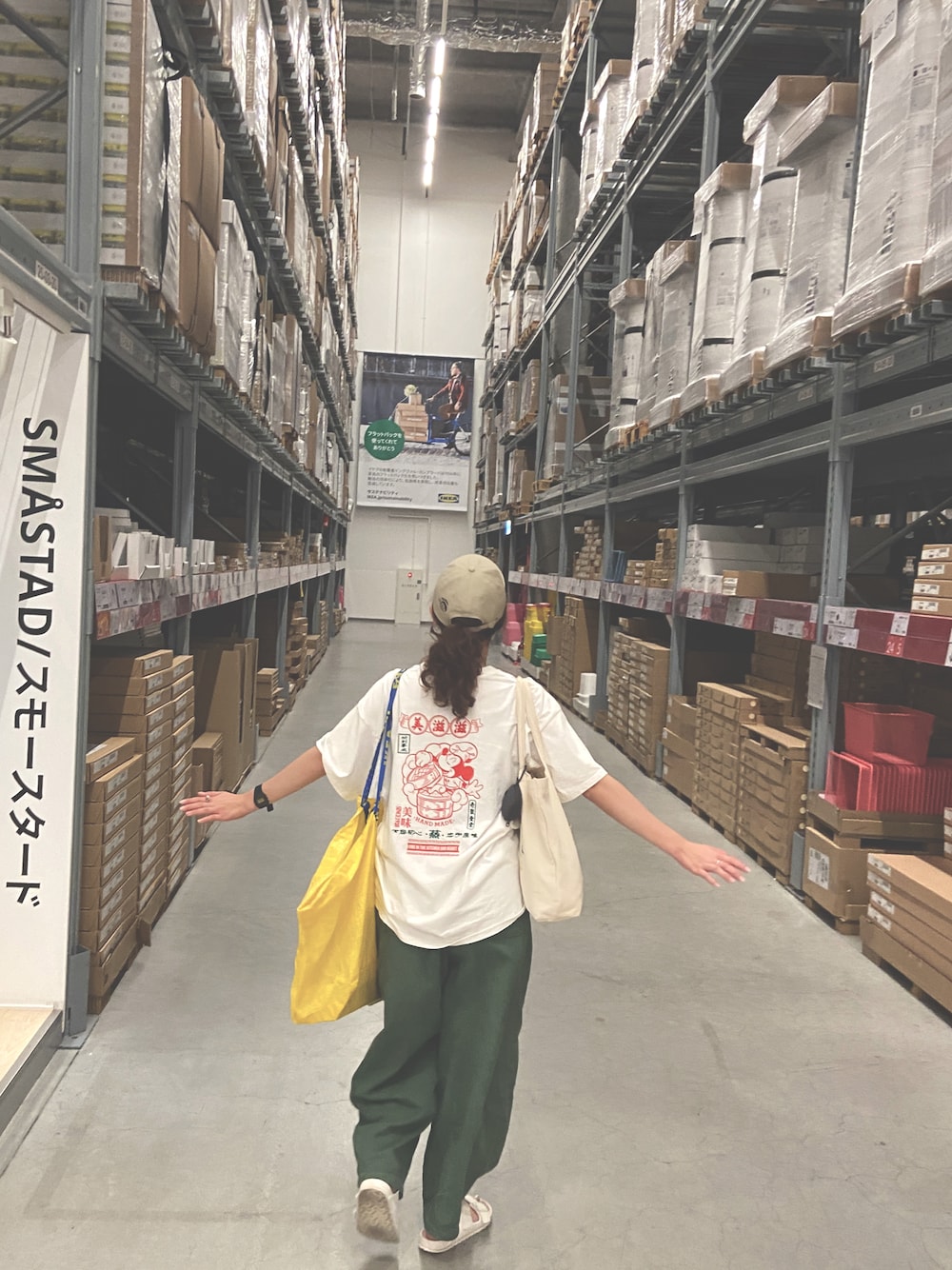 「ストリートコーデ、ビッグシルエット、だぼだぼ、バルーンパンツ、IKEA、FREAK’Ｓ STORE、キャップ、ベージュキャップ」｜「FREAK'S STOREの▽【WEB限定】DISNEY(ディズニー)　ミッキーマウス/別注チャイナロゴ刺繍Tシャツ（Tシャツ/カットソー、ホワイト系）」を使った、まいたけさん（レディース・157cm）の夏コーディネートの1枚目の写真