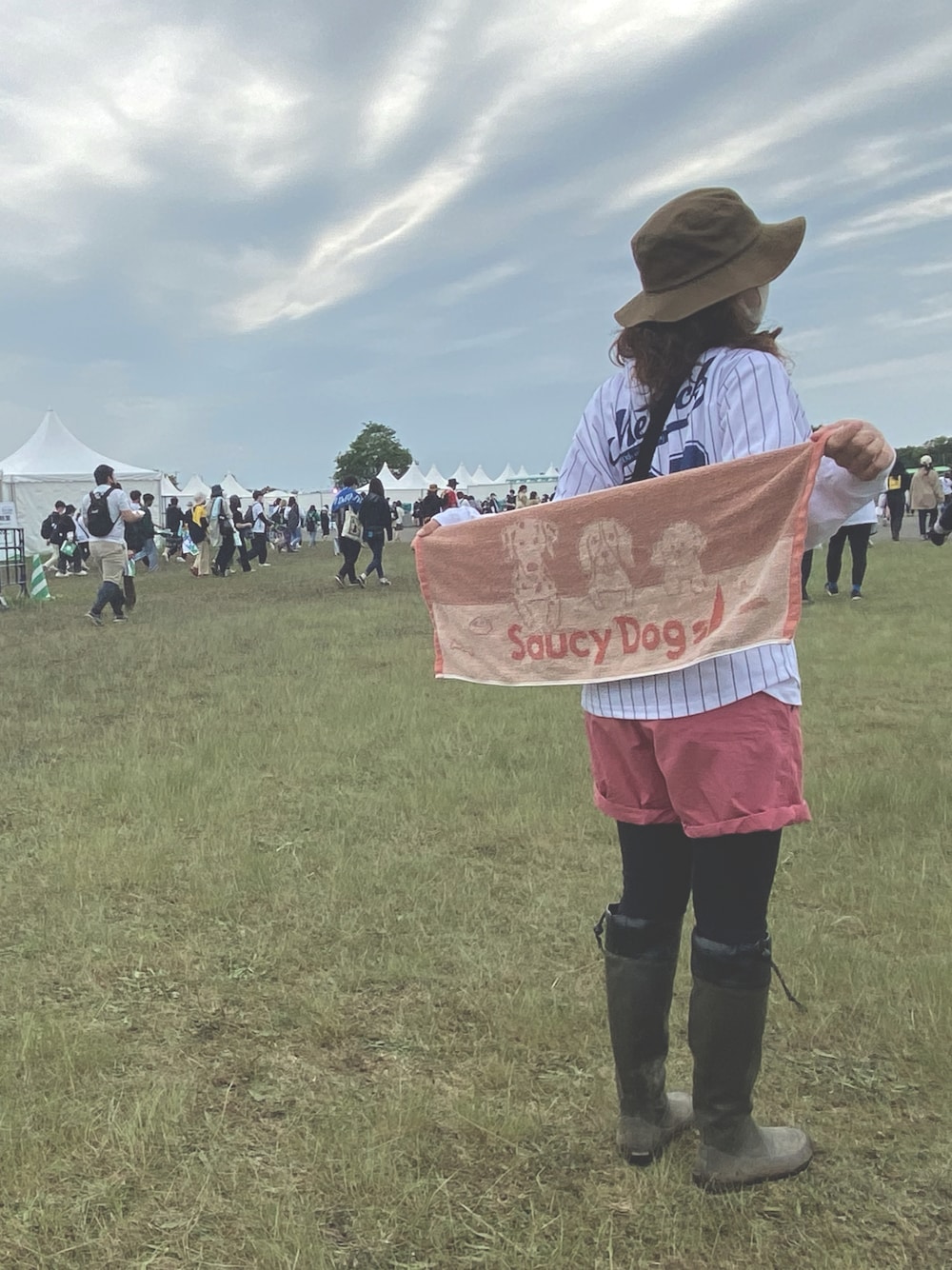 「夏フェス、田植えフェス、METROCK、フェスコーデ、フェススタイル、野鳥の会、パーマ」｜「coenの【新色追加】バケットハット（ハット、グリーン系）」を使った、まいたけさん（レディース・157cm）の春コーディネートの1枚目の写真