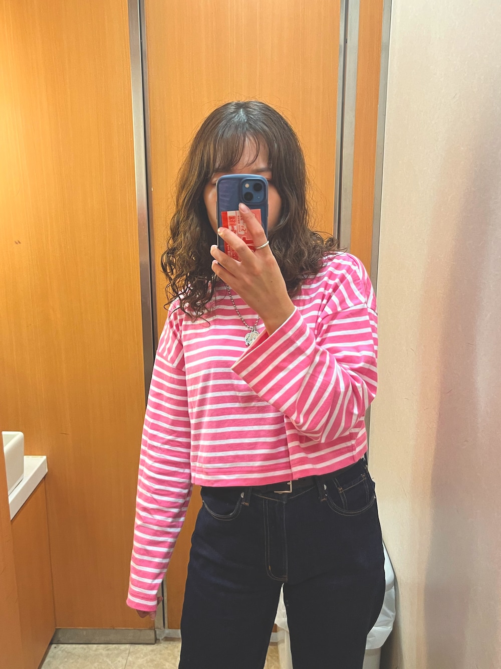 「ボートネック、ボーダーTシャツ、ボーダー、チュウカタベタイ、デートスタイル（WOMEN）、パーマ」｜「Ray BEAMSのRay BEAMS / ボーダー クロップド ボートネック Tシャツ（Tシャツ/カットソー、レッド系）」を使った、まいたけさん（レディース・157cm）の秋コーディネートの1枚目の写真