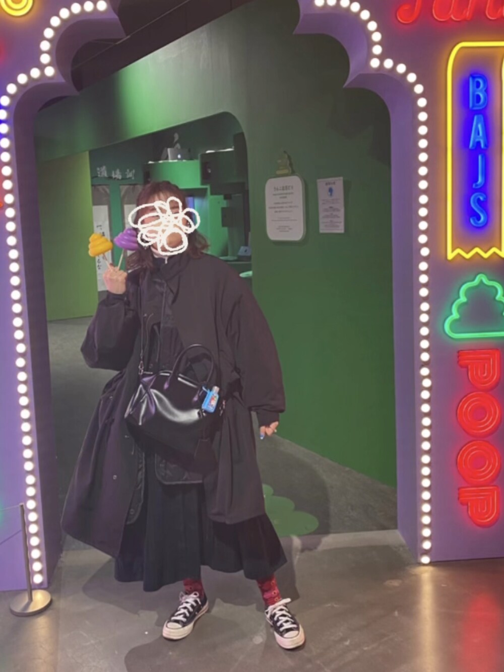 「うんこミュージアム、ロングワンピース、モッズコート、CT70s、marimekko靴下、パーマ、レイヤードスタイル、ハイネック」｜「CONVERSE ALL STARのチャックテイラー（シューズ、ブラック系）」を使った、まいたけさん（レディース・157cm）の冬コーディネートの1枚目の写真