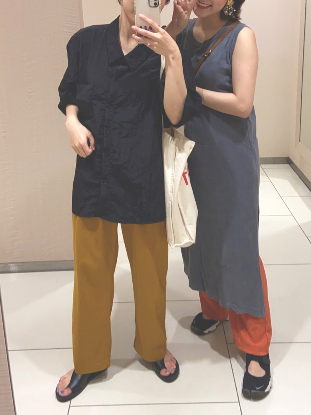 「ノースリーブワンピース、カラーパンツ、開襟シャツ、サンダル」｜「LOWRYS FARMのＵＳＡコットンワンピノースリーブ　888399（ワンピース、グレー系）」を使った、まいたけさん（レディース・157cm）の夏コーディネートの1枚目の写真