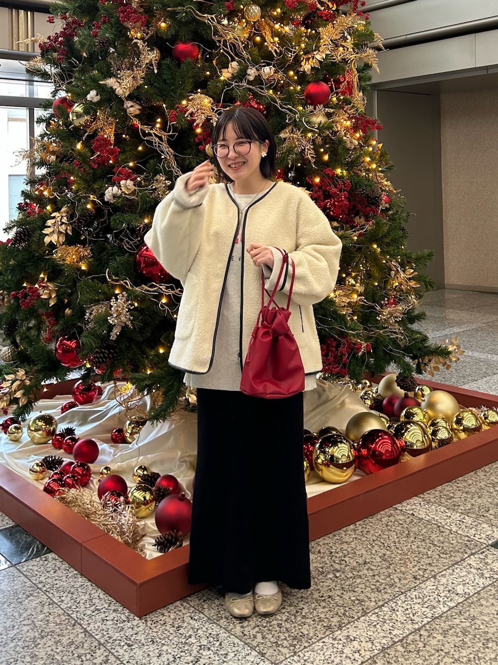「冬アウター、ラクチンコーデ、シンプル、冬服、ロングスカート、オトナカワイイ、ママファッション、ナロースカート、お出かけコーデ、着回しコーデ」｜「un dix corsのリバーシブルパイピングボアコート（ノーカラーコート、ホワイト系）」を使った、MIKIさん（レディース・152cm）の冬コーディネートの1枚目の写真
