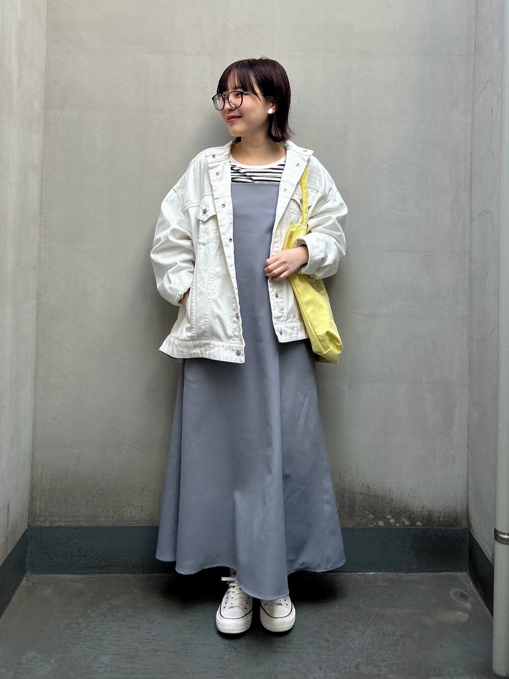 「トートバッグ、キャミワンピ、春服みてみて、お出かけコーデ、ジャケットスタイル、デニム、スニーカー、春アウター、大人カジュアル、メガネ女子」｜「un dix corsの【2サイズ展開】前後2WAYキャミワンピース（ワンピース、グレー系）」を使った、MIKIさん（レディース・152cm）の春コーディネートの1枚目の写真
