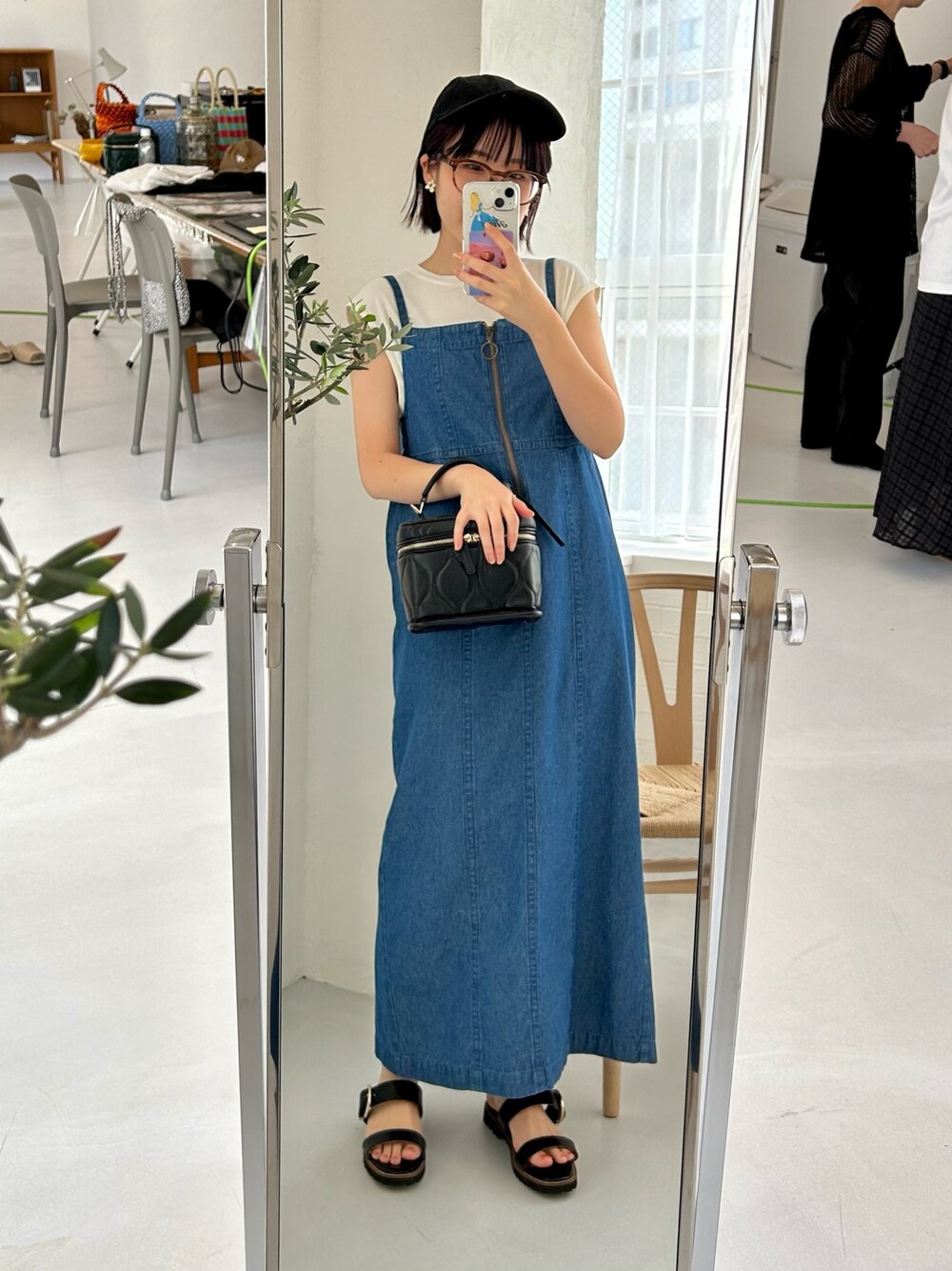 ブルー系のワンピース/ドレス、ブラック系のハンドバッグを着用したレディースの夏コーディネートの1枚目の写真