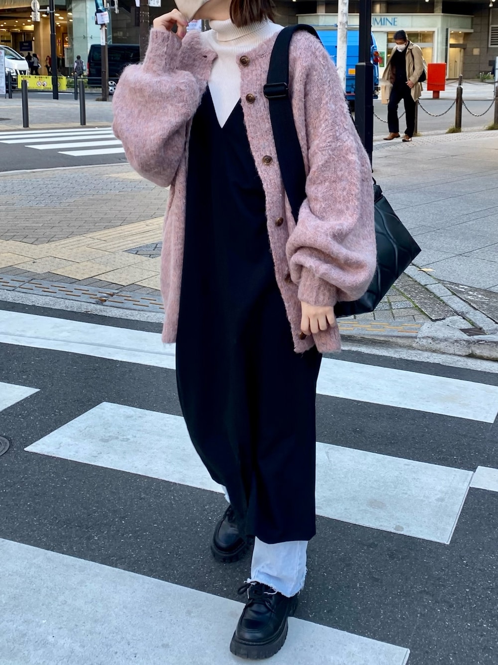 「タートルネック、休日コーデ、カジュアル、秋冬、大人かわいい、ラクチンコーデ、低身長、冬、大人カジュアル、着回しコーデ、ニット、低身長女子、undixcors」｜「un dix corsの大好評につきSサイズ追加！　2WAYジャンパースカート（ジャンパースカート、ブラック系）」を使った、MIKIさん（レディース・152cm）の冬コーディネートの1枚目の写真