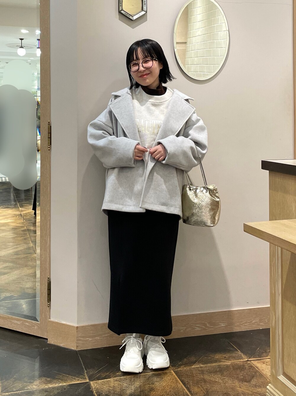 「冬コーデ、大人コーデ、オトナカジュアル、オトナカワイイ、休日スタイル、女子会コーデ、大人女子、ママファッション、レイヤード、今日のコーデ」｜「un dix corsの《MIKI's企画》襟付きミドルコート（ピーコート、グレー系）」を使った、MIKIさん（レディース・152cm）の冬コーディネートの1枚目の写真