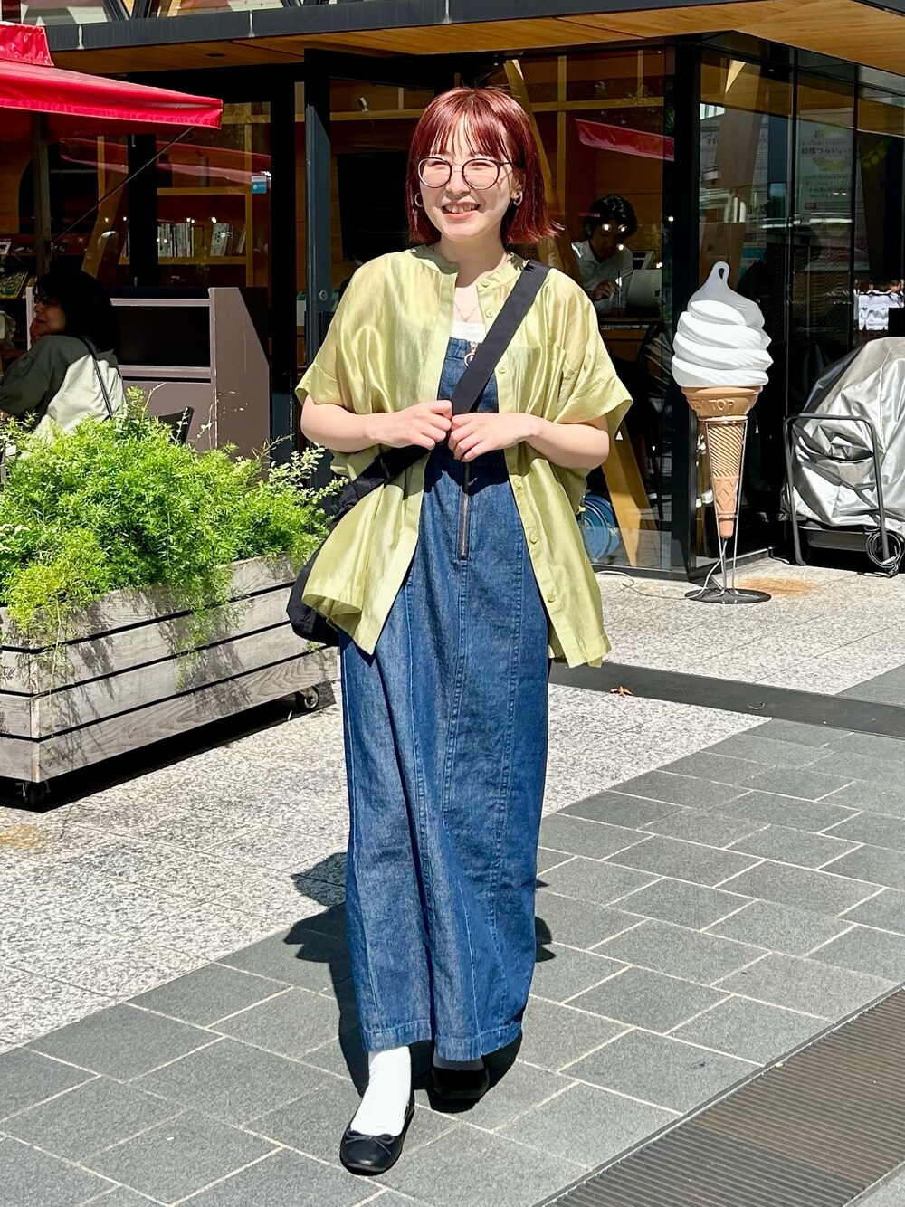 グリーン系のシャツ/ブラウス、ブルー系のワンピースを着用したレディースの夏コーディネートの1枚目の写真