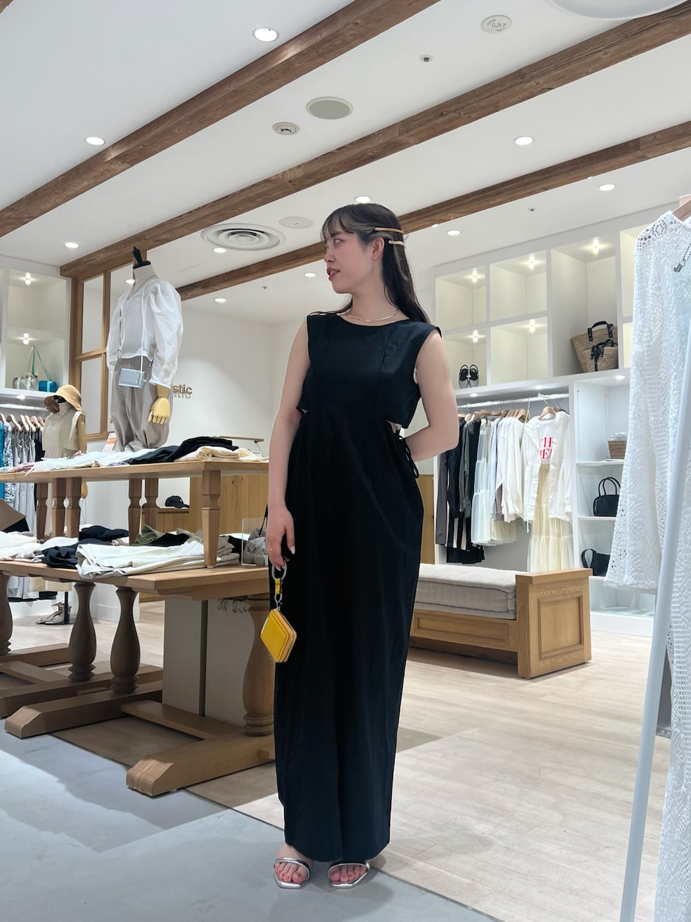「オトナ女子、おでかけコーデ、オールインワン、サロペット、バックリボン、バックスタイル、バックシャン、ブラックコーデ、お呼ばれスタイル、オケージョン、ストラップサンダル、骨格ウェーブ、パンツスタイル、mystic」｜「mysticの【23S/リバイバル】バックシャンオールインワン（つなぎ/オールインワン、ブラック系）」を使った、たけかわ ななさん（レディース・162cm）の春コーディネートの1枚目の写真