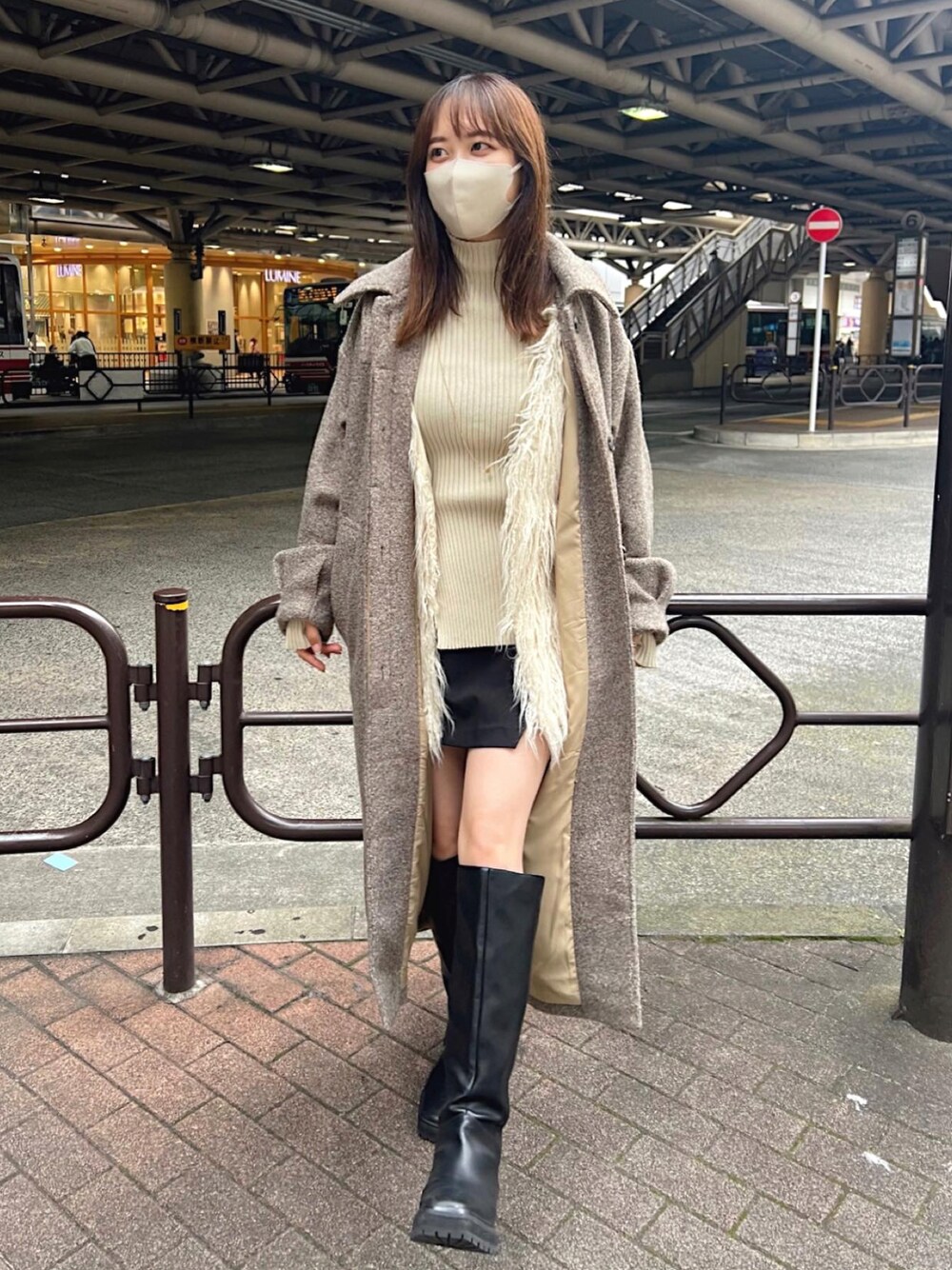 「秋服、秋コーデ、アウター、冬アウター、ロングコート、ステンカラーコート、ハイネック、リブニット、ファーベスト、スカパン、ロングブーツ、秋冬コーデ、mystic」｜「mysticの【サイズ展開あり】ステンカラーロングコート（ステンカラーコート、ブラウン系）」を使った、たけかわ ななさん（レディース・162cm）の秋コーディネートの1枚目の写真