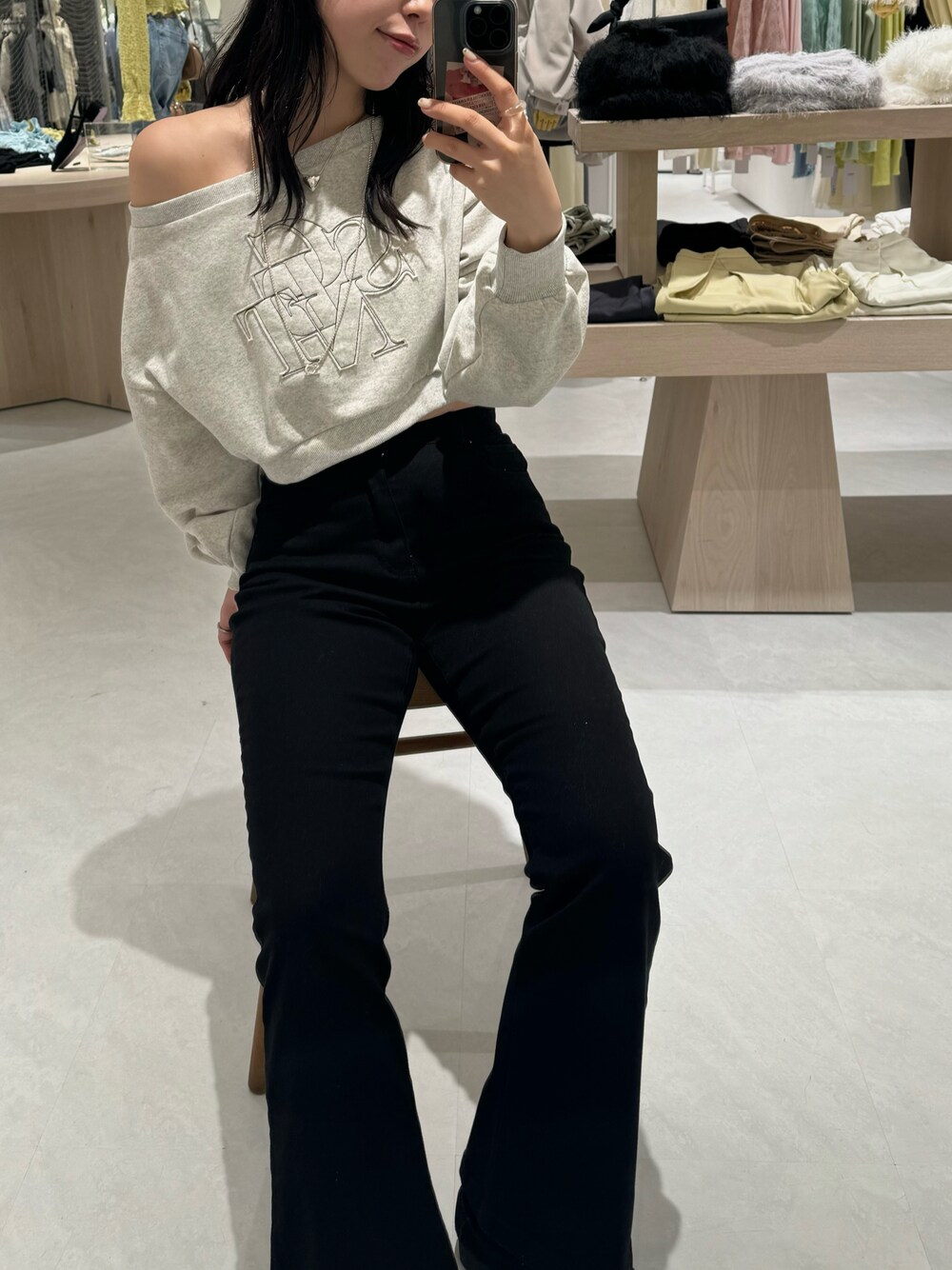 「春のおしゃ見えテクニック、春ファッション、春服、おでかけコーデ、パンツコーデ、スウェット、オフショル、ロゴスウェット、フレアパンツ、フレアデニム、黒デニム、韓国ファッション、韓国コーデ、ショート丈トップス、mline」｜「mlineの【サイズ展開あり】[mline]ストレッチフレアデニム（デニムパンツ、ブラック系）」を使った、たけかわ ななさん（レディース・162cm）の春コーディネートの1枚目の写真