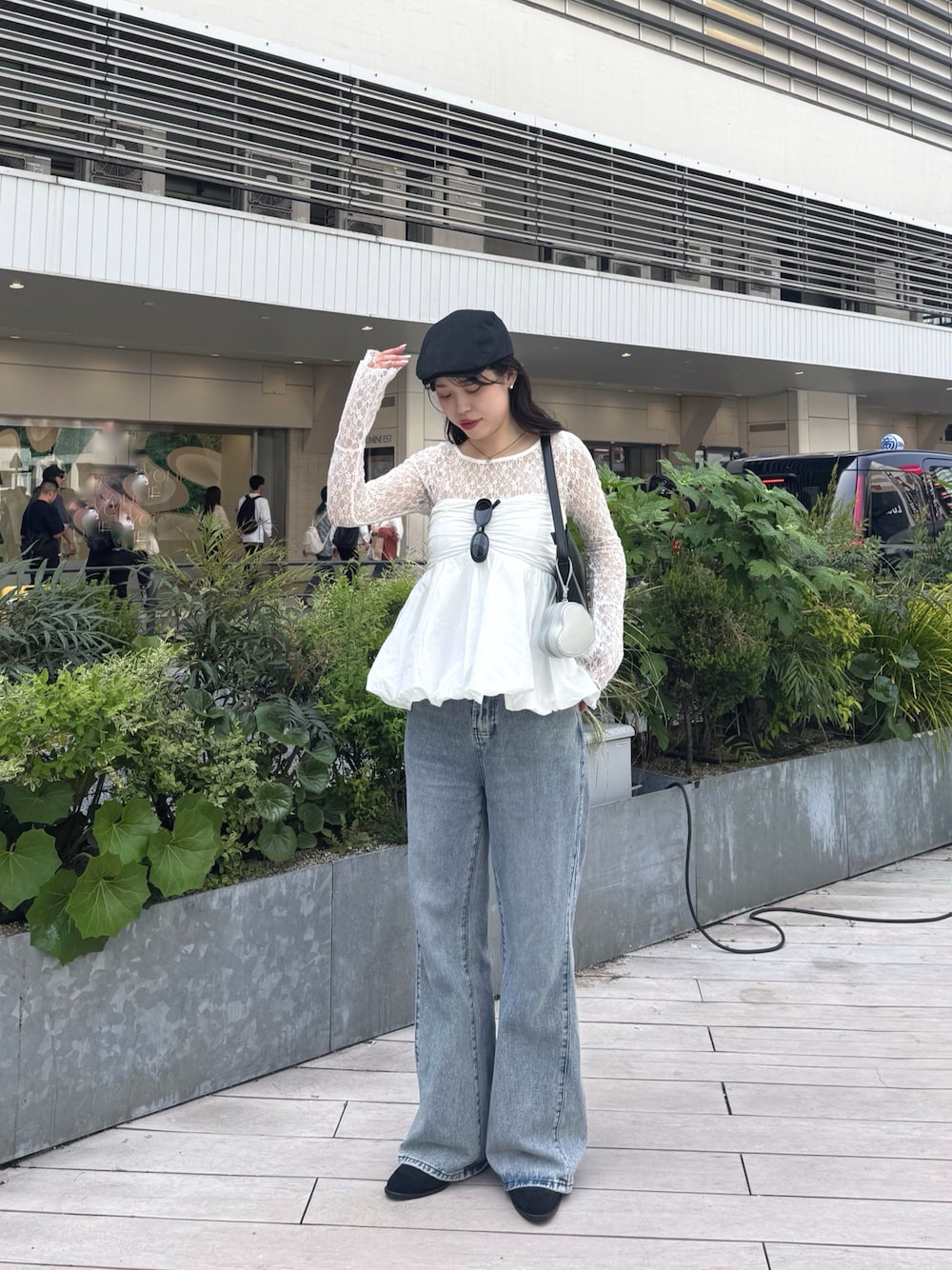 「大人カジュアル、レーストップス、レース、バルーンスカート、バルーン、デニム、ストレートデニム、フレアデニム、レイヤードスタイル、ハンチング、サングラス、春服、春夏コーデ、mline」｜「mlineのアイテム（シャツ/ブラウス、ホワイト系）」を使った、たけかわ ななさん（レディース・162cm）の春コーディネートの1枚目の写真