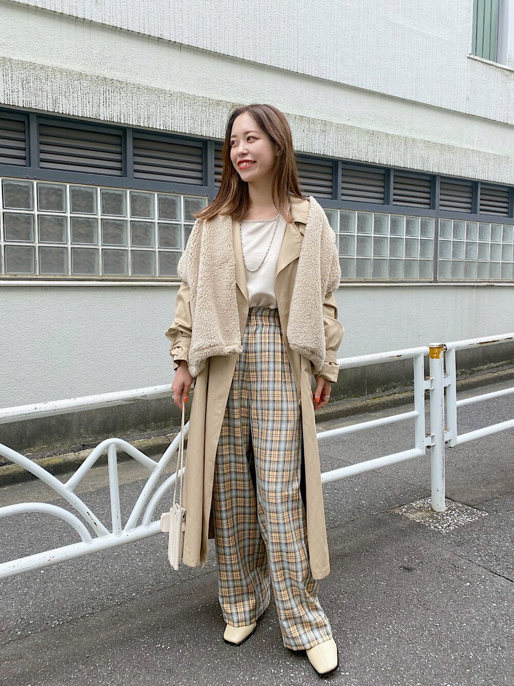 「秋のコーデ、オトナカジュアル、秋服、秋トレンド2021、お出かけコーデ、チェック、チェックパンツ、アウター、ボア、ボアベスト、トレンチコート、ベージュコーデ、ショートブーツ、スクエアトゥ、ウォレットバッグ」｜「mysticのサテンタンクトップ（タンクトップ、ホワイト系）」を使った、たけかわ ななさん（レディース・162cm）の秋コーディネートの1枚目の写真