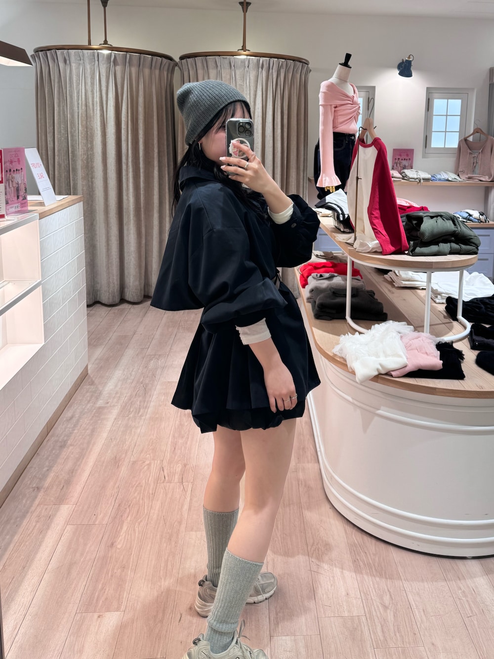 「今日のコーデ、ootd、シャツワンピ、トレンチコート、トレンチワンピース、トレンチ、ニット帽、ニューバランス、スニーカー、スニーカーコーデ、スニーカー×靴下、ワンピーススタイル、mline、春服、春服コーデ」｜「mlineの[mline]トレンチコートワンピース（ワンピース、ブルー系）」を使った、たけかわ ななさん（レディース・162cm）の冬コーディネートの1枚目の写真