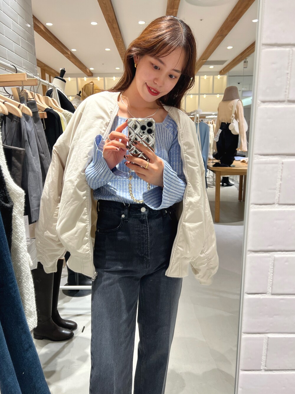 「秋服、オトナカジュアル、今日のコーデ、秋先取りコーデ、初秋コーデ、ブルーニット、ブルゾン、ボンバージャケット、MA-1、デニム、デニムコーデ、骨格ウェーブ、mystic、mysticstaff、高身長女子」｜「mysticのai no de kurashikiストレート（デニムパンツ、ブラック系）」を使った、たけかわ ななさん（レディース・162cm）の秋コーディネートの1枚目の写真
