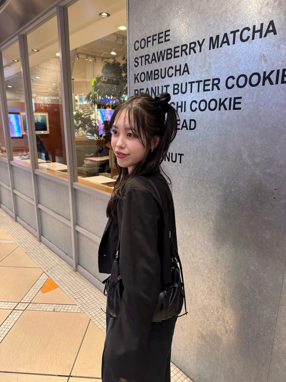 「雨の日コーデ、ジャケット、ジャケットスタイル、ジャケットコーデ、ショートジャケット、チュールトップス、ブラックコーデ、ブラック、パラシュートパンツ、カーゴパンツ、ハーフアップ、mline、韓国ファッション」｜「mysticのアイテム（ジャケット/アウター、ブラック系）」を使った、たけかわ ななさん（レディース・162cm）の夏コーディネートの1枚目の写真