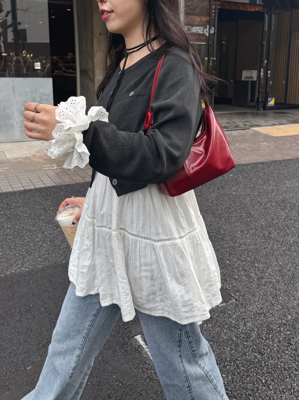 「春コーデ、春先取り、カーディガン、カーディガンコーデ、キャミワンピ、レースワンピース、レイヤードスタイル、デニム、デニムパンツ、赤バッグ、韓国ファッション、韓国系、mline、シュシュ」｜「mlineのアイテム（カーディガン/ボレロ、グレー系）」を使った、たけかわ ななさん（レディース・162cm）の春コーディネートの1枚目の写真