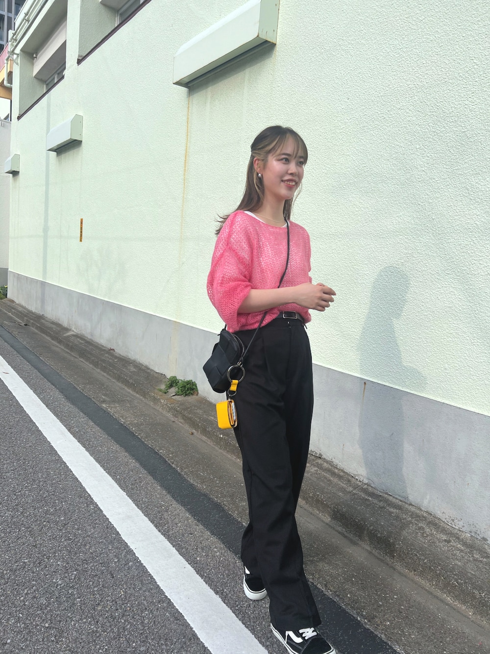 「休日コーデ、花見、春コーデ、春服デビュー宣言、ピンク、ピンクニット、スラックス、スラックスパンツ、ブラックコーデ、VANS、財布、ショルダーバッグ、レイヤードスタイル、高身長女子、mystic」｜「SLOBE IENAのアイテム（ニット/セーター、ピンク系）」を使った、たけかわ ななさん（レディース・162cm）の春コーディネートの1枚目の写真