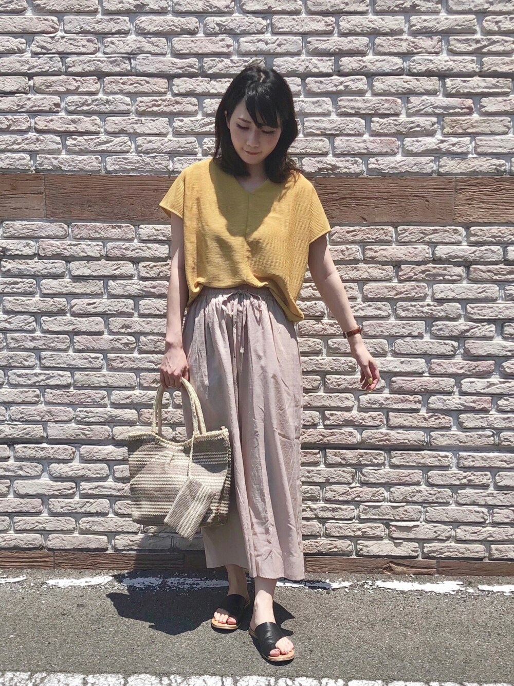 ベージュ系のその他パンツ、イエロー系のTシャツ/カットソー、ベージュ系のトートバッグを着用したレディースの夏コーディネートの1枚目の写真